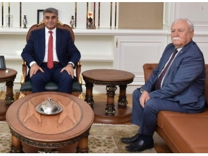 İş Adamı Dizdar’dan Bin Koli Gıda Ve Temizlik Malzemesi