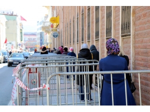 Sosyal Mesafe Kuralına Uyunca Kuyruklar Uzadı