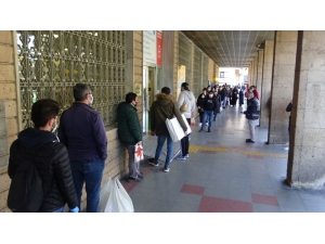 Ptt Önünde Uzun Kuyruklar Oluştu