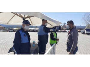 Ateşi Ölçülen Vatandaşlara Maske Dağıtıldı