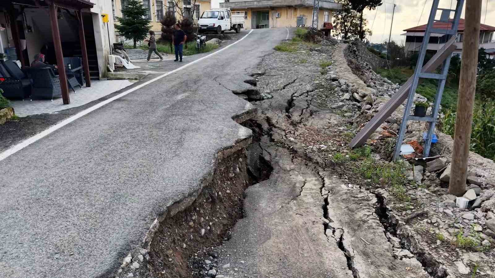 rize-de-heyelan-sonrasi-mahalle-sakini-korku-dolu-anlari-anlatti-bir-anda-her-sey-bitti-yavas-yavas-sine-sine-batti-buralar