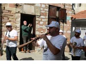 Sokağa Çıkamayan Vatandaşlara Davullu Zurnalı Moral