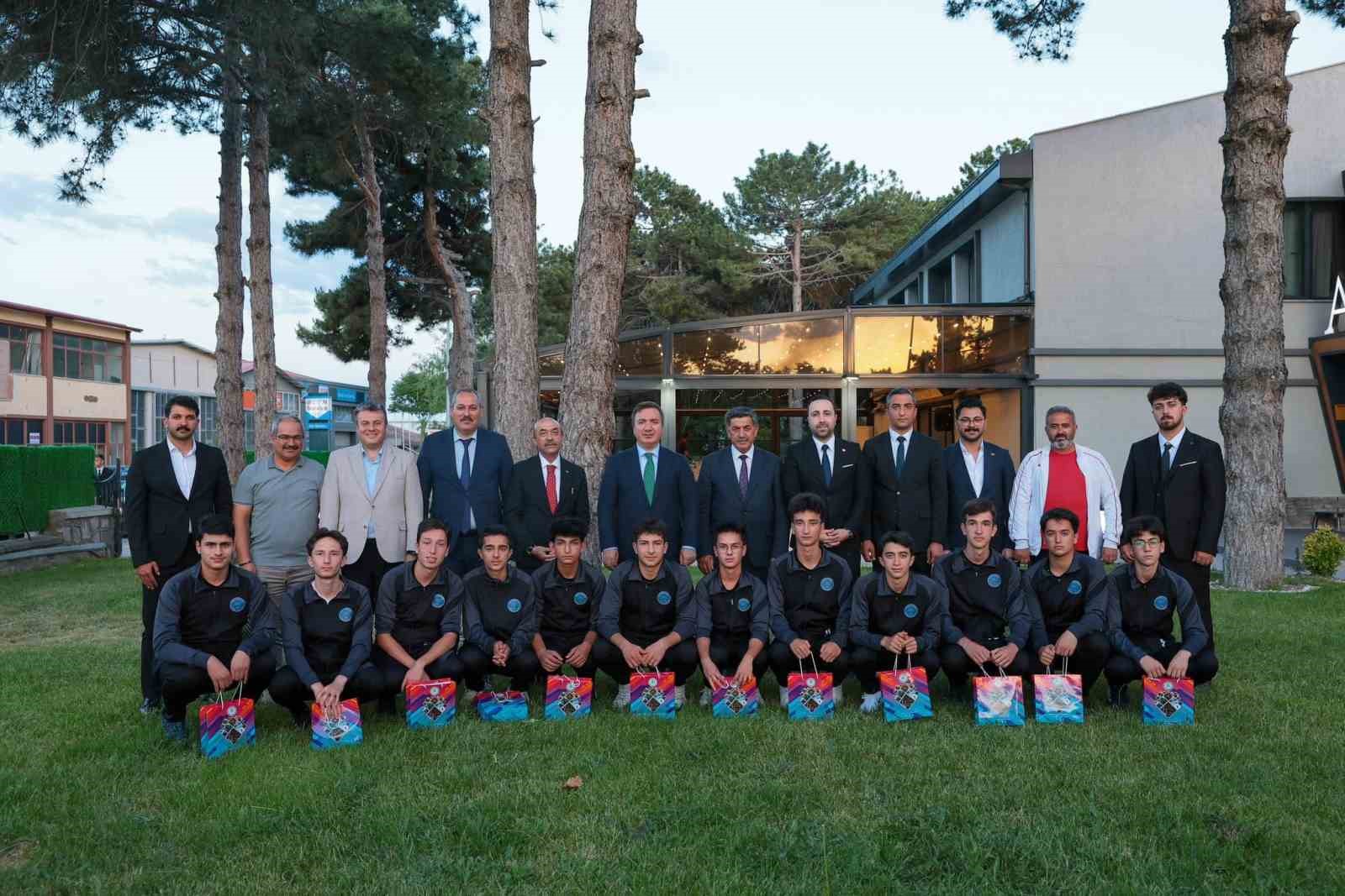 erzincan-fen-lisesi-futbol-takimi-turkiye-finalleri-yolunda