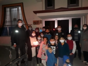 Mahalle Sakinlerinden Polislere Pasta Sürprizi