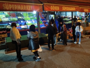 Sokağa Çıkma Yasağını Duyan Vatandaşlar Market Ve Fırınların Önüne Akın Etti