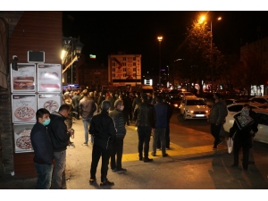 Sokağa Çıkma Yasağını Duydular, Fırınlara Koştular