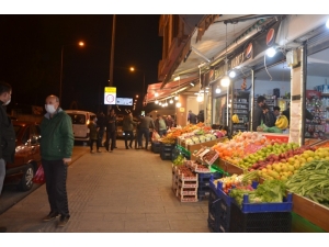 Vatandaşlar Yasak Öncesi Market Ve Fırınlara Akın Etti