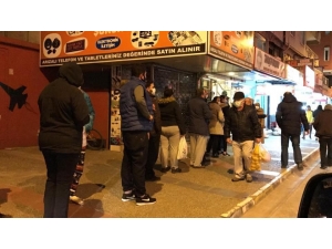 Sokağa Çıkma Yasağını Duyan Vatandaşlar Fırın Ve Marketlere Koştu