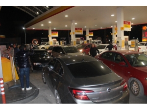 Sokağa Çıkma Yasağının Açıklanmasının Ardından Akaryakıt İstasyonlarında Araç Kuyrukları Oluştu