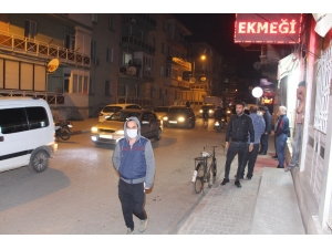 Sokağa Çıkma Yasağının Ardından Manisa’da Vatandaşlar Fırınlara Akın Etti