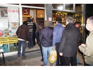 Sarıgöl’de Ekmek Kuyruğu