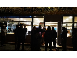 Marmaris’te Fırın Ve Marketler Önünde Uzun Kuyruklar Oluştu