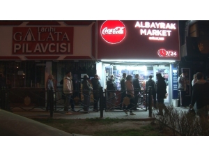 Sokağa Çıkma Yasağını Duyan Vatandaşlar Fırın Ve Marketlere Akın Etti