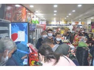 Sokağa Çıkma Yasağının Ardından Didimliler Bakkal Ve Marketlere Akın Etti