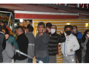 Fethiye’de Vatandaşlar Fırın Ve Marketler Önünde Uzun Kuyruklar Oluşturdu