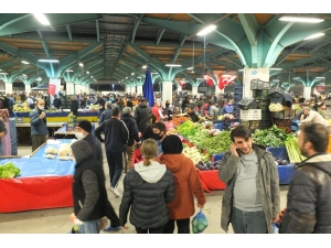 Sokağa Çıkma Yasağını Duyanlar Pazara Hücum Etti