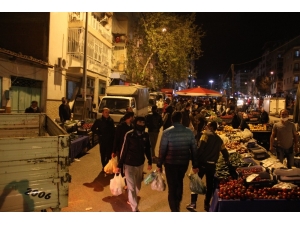 Pazarcılar Gece Tezgah Açtı, Vatandaş Mesafe Dinlemedi