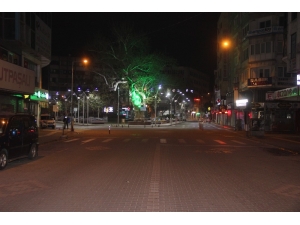 Cadde Ve Sokaklar Sessizliğe Büründü