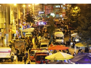 Sokağa Çıkma Yasağının Ardından Vatandaşlar Halk Pazarlarına Akın Etti