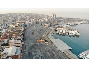 Sokağa Çıkma Yasağı Nedeniyle Boş Kalan Kadıköy Meydanı Havadan Görüntülendi
