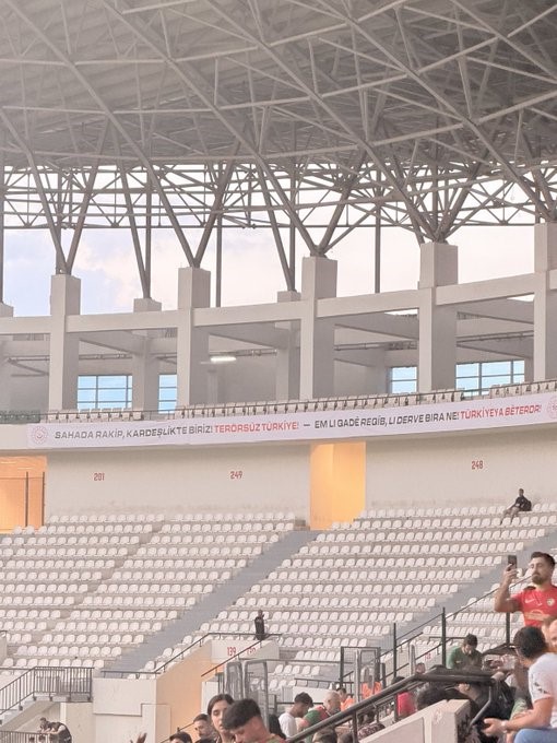 aile-ve-sosyal-hizmetler-bakanligi-ndan-amed-erzurumspor-fk-macinda-terorsuz-turkiye-pankarti