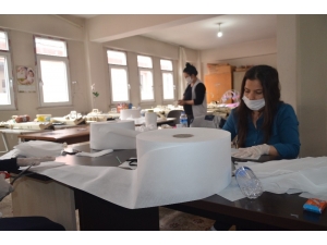 Şırnak’ta Kadınlar Sağlık Çalışanları İçin Maske Üretiyor