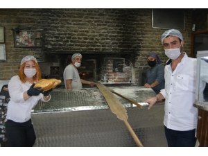 Ayvalık’ta Fırınlarda Ekmek Üretimi Başladı