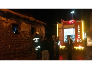 Adıyaman’da Yangın Sonrası Yıkılma Tehlikesi Olan Toprak Ev Boşaltıldı