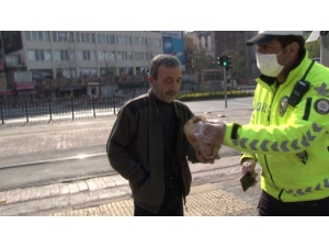 Polis, Ekmek İçin Sokağa Çıkan Vatandaşa Simitlerini Verdi