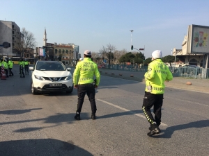 Trafik Polislerinden Sokağa Çıkan Araçlara Denetim