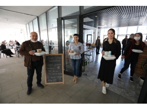 Başkan Tarhan’dan Çalışanlarına Öğle Yemeği Jesti