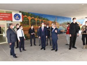Vali Karantinadaki Vatandaşları Ziyaret Etti