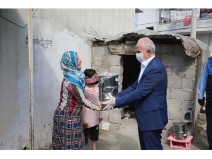 Gültak, Yaşlı Vatandaşlara Erzak, Çocuklara Oyuncak Dağıttı