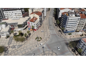 Denizli’nin Cadde Ve Sokaklarının Bomboş Hali Havadan Görüntülendi