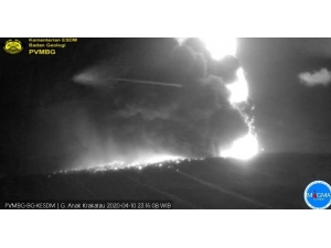 Endonezya’da Krakatau Yanardağı 500 Metre Yüksekliğe Kül Püskürttü