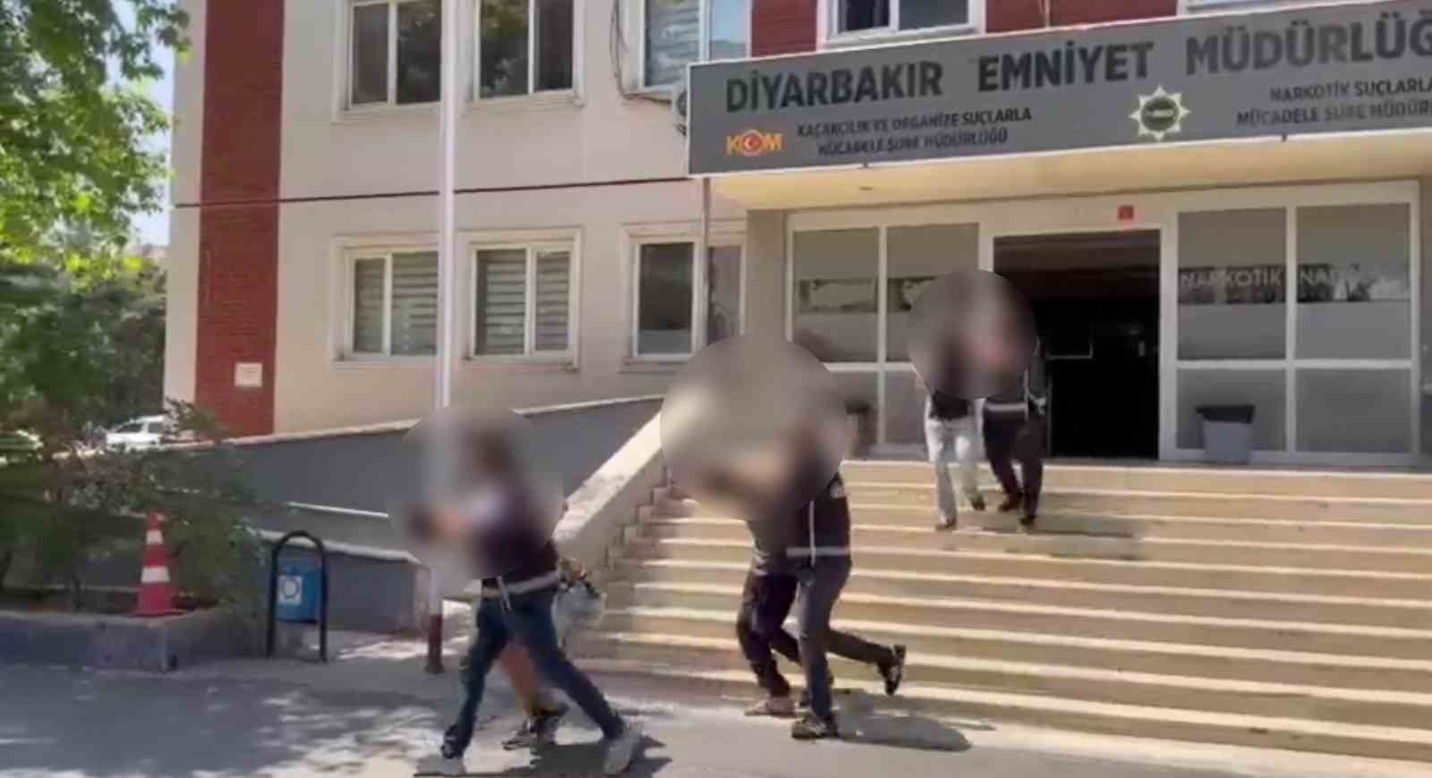 diyarbakir-da-el-bombasi-ile-yakalanan-4-kisi-tutuklandi