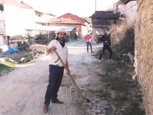 Köydeki Bahar Temizliği Gece De Sürdü