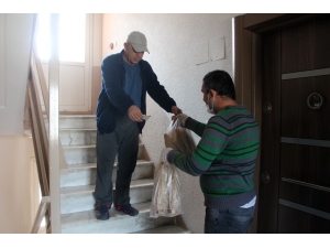 Sokak Sokak Gezip Vatandaşlara Sıcak Ekmek Ulaştırıyorlar