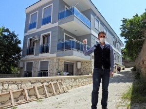 Çeşme’deki Aile, 7 Kiracısından Kira Almadı