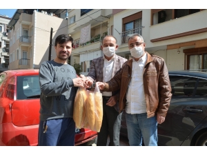 Başkan Akın Vatandaşa Ekmek Götürdü, Kartlarına Su Yükledi