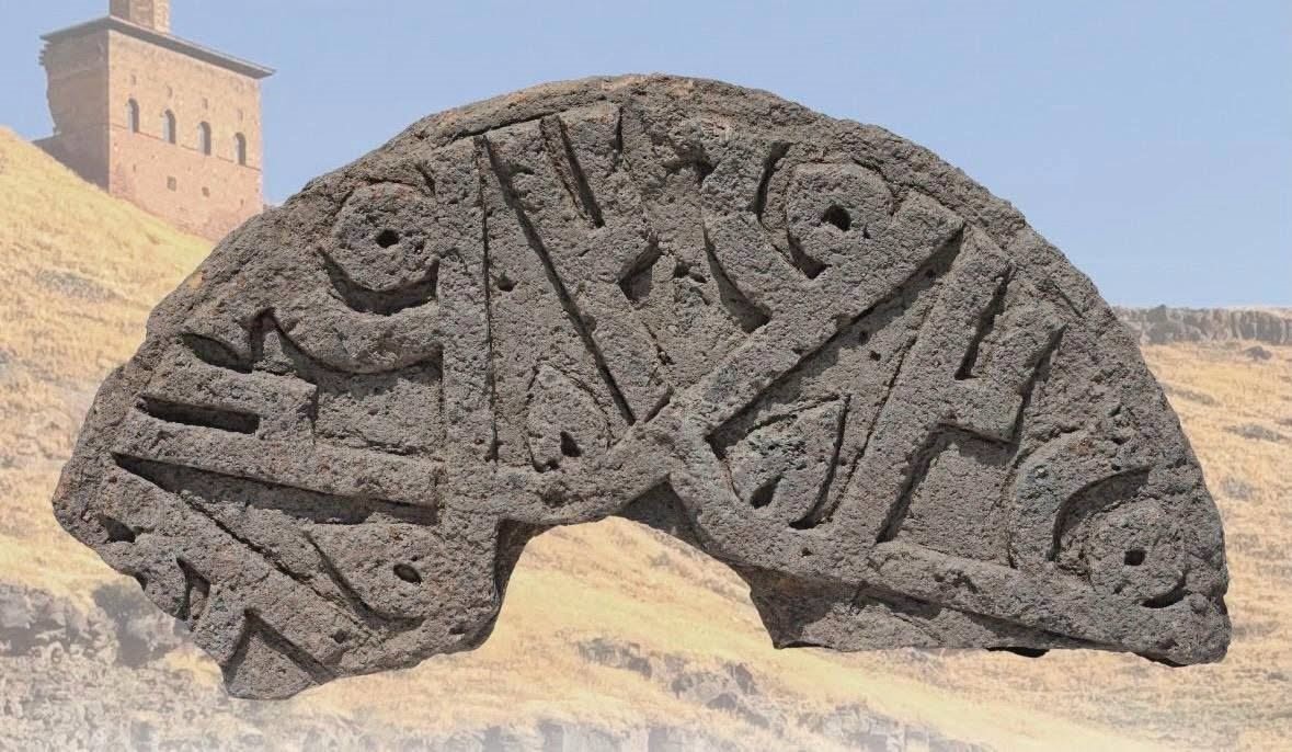 ani-oren-yeri-nde-hz-muhammed-isminin-6-kez-yer-aldigi-selcuklu-tasi-ahlat-ta-sergilenecek