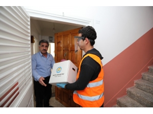 Mezitli Belediyesinden Evden Çıkmayanlara Gazete, Ekmek Ve Gıda Desteği