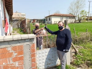Evden Çıkamayan Köylüye Muhtar Tek Tek Ekmek Dağıttı