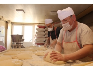 Manisa’da Fırınlarda ’Sokağa Çıkma Yasağı’ Mesaisi