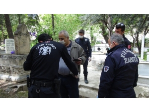 Yasağa Rağmen Sokağa Çıktı, Mezarlığa Dua Etmeye Geldiğini Söyledi