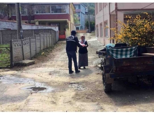 Sakarya’da Uygulamalarını Sürdüren Polis Ekibine Vatandaş Çay Ve Yemek İkram Etti