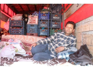 Pazarcı Esnafı Kamyon Kasasında Mahsur Kaldı