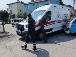 Boş Sokakta, İçinde Hasta Olan Ambulansa Çarptı