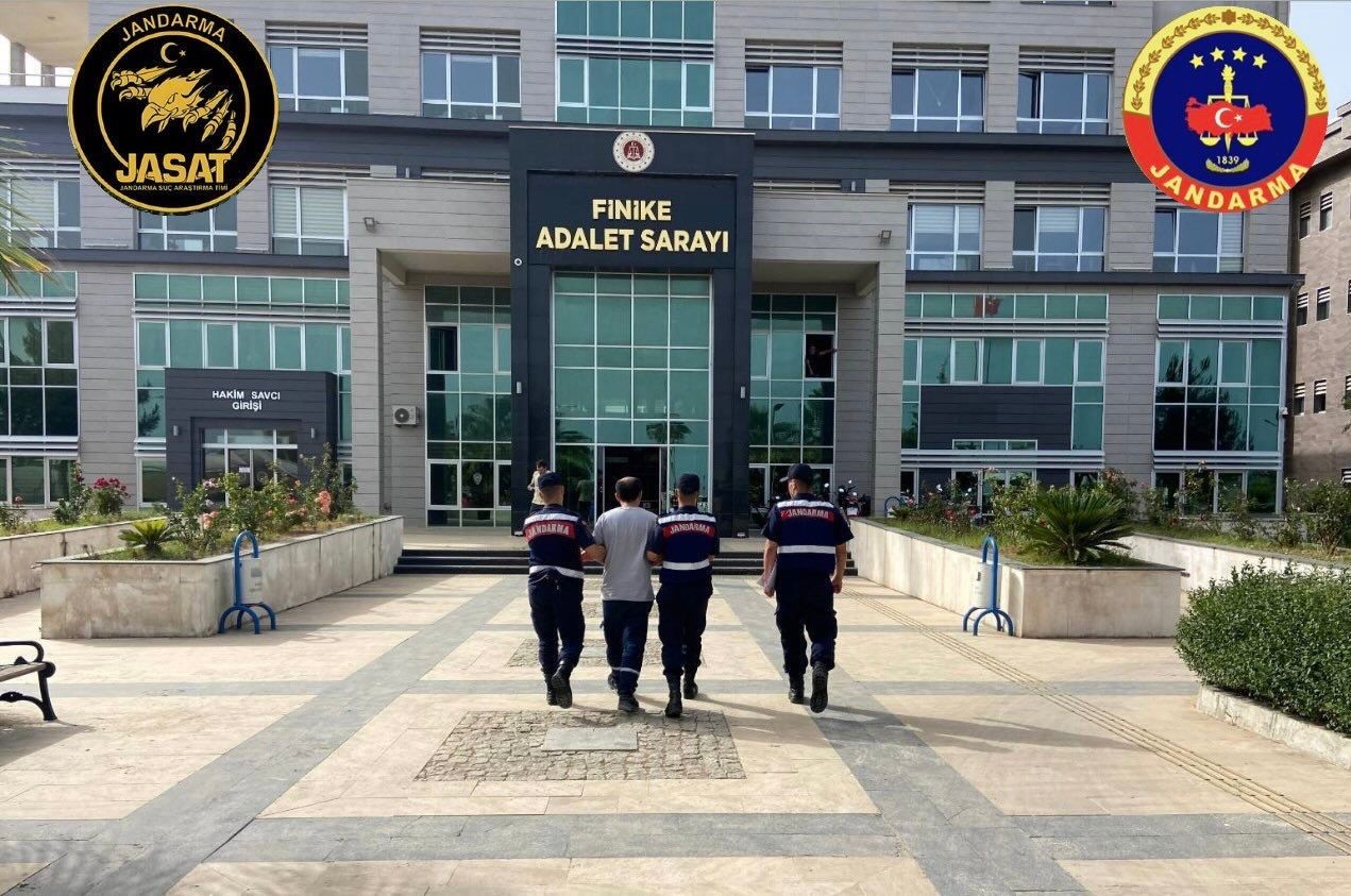 antalya-da-hakkinda-21-yili-askin-hapis-cezasi-bulunan-hukumlu-yakalandi