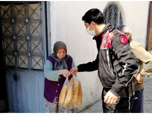 Polis Ekipleri Hem Denetliyor Hem De İhtiyaçları Karşılıyor